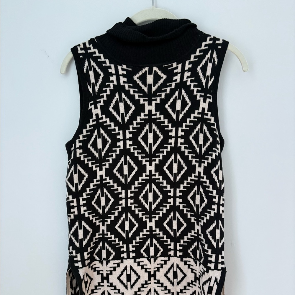 Romeo & Juliet Couture Black and Cream Knit Top